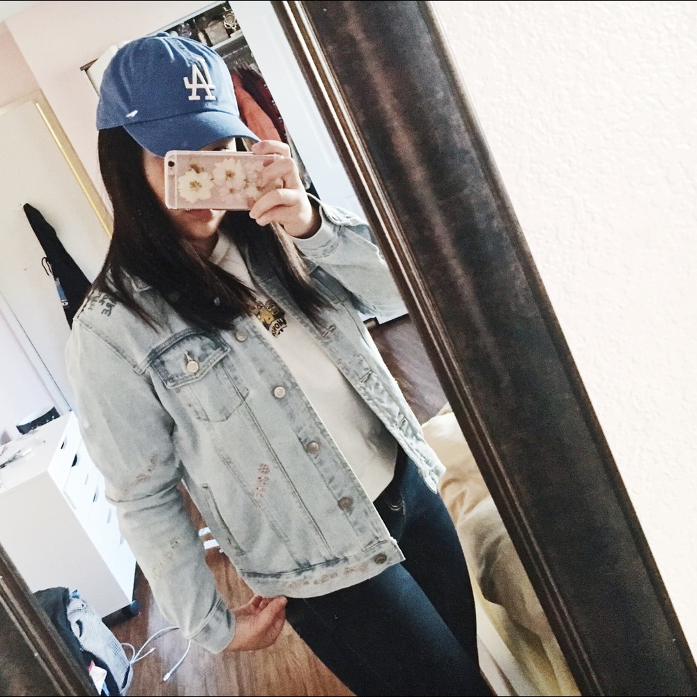 🆑 LIGHT WASHED DENIM JACKET WITH EMBROIDERY 🌻 - Picture 2 of 4